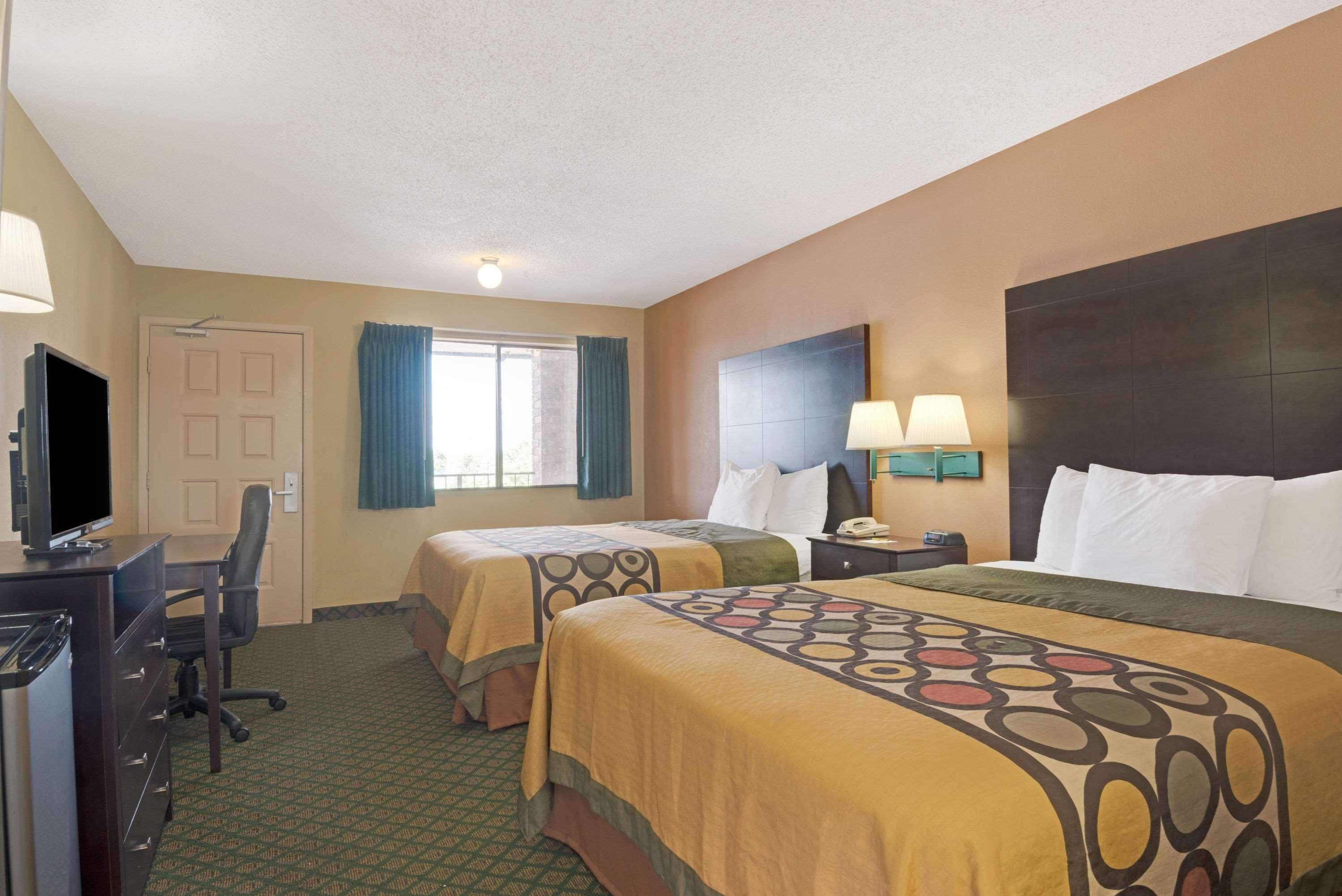 Super 8 By Wyndham Universal City Exterior foto
