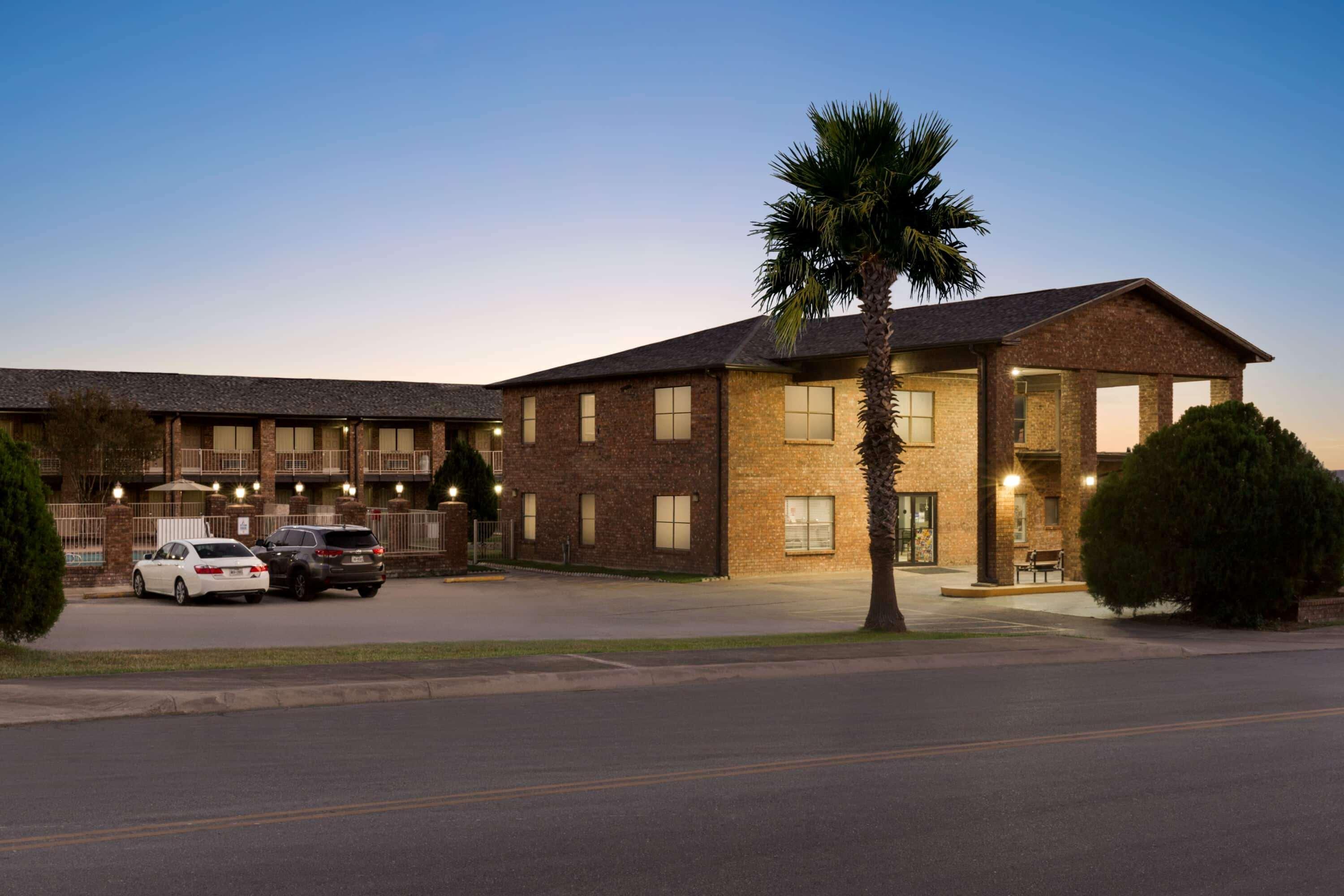 Super 8 By Wyndham Universal City Exterior foto