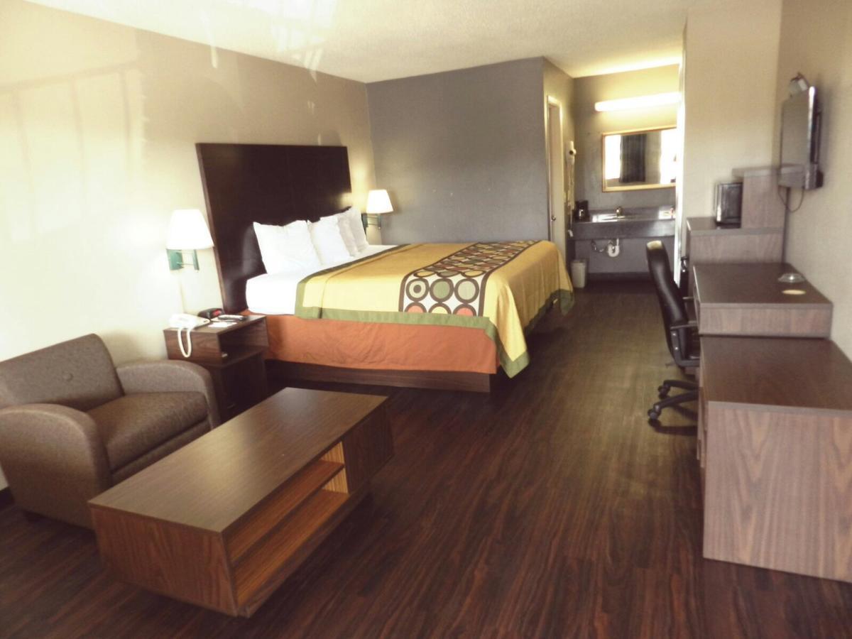 Super 8 By Wyndham Universal City Exterior foto