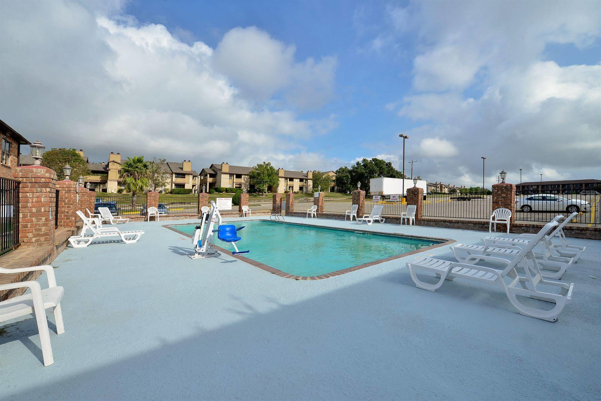 Super 8 By Wyndham Universal City Exterior foto